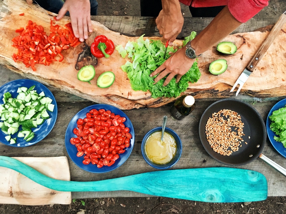 People cooking in a cooking class